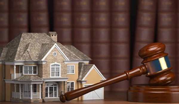 بررسی نقش اسناد ثبتی و تعارض آن‌ها در فرآیند ثبت اسناد و املاک